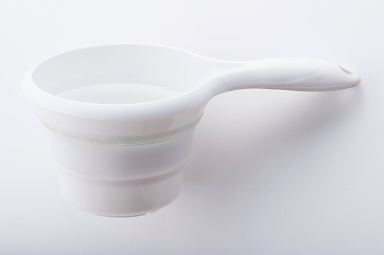 アメリカ旅には欠かせない、かけ湯ができる手おけ。柔らかい素材なので折りたたんでコンパクトに収納できる。