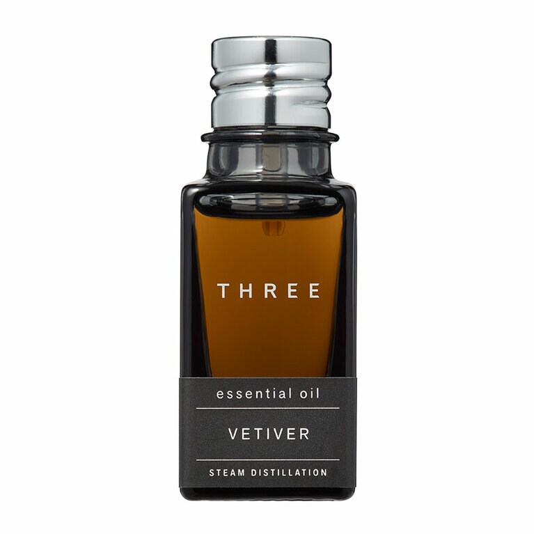 「THREE エッセンシャルオイル ベチバー 水蒸気蒸留法」（10mL 8,690円）。