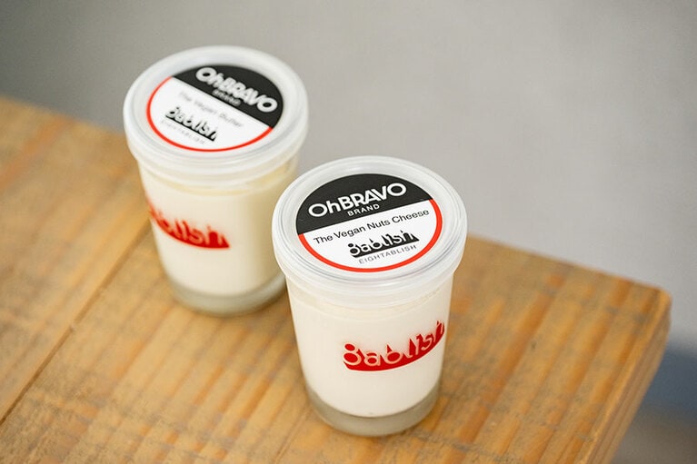 「OhBRAVO ヴィーガンナッツチーズ」、「OhBRAVO ヴィーガンバター」各1,426円。