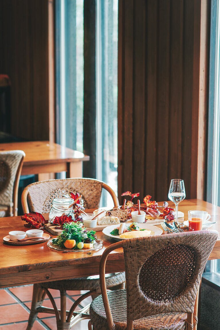 地元産フルーツで作る自家製コンフィチュールや、露地で育てた濃い旨みのトマトのジュースなど、新潟の恵みがたっぷりの朝食。畑で摘んだ葡萄の葉が食卓を彩る。Photo: Masahiro Shimazaki