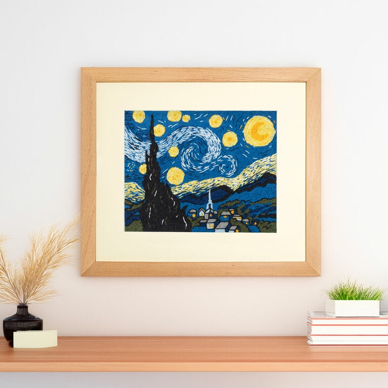 『DIY Starry Night ニードルポイント キット』の完成イメージ（木製フレームはセットに含まれません）。