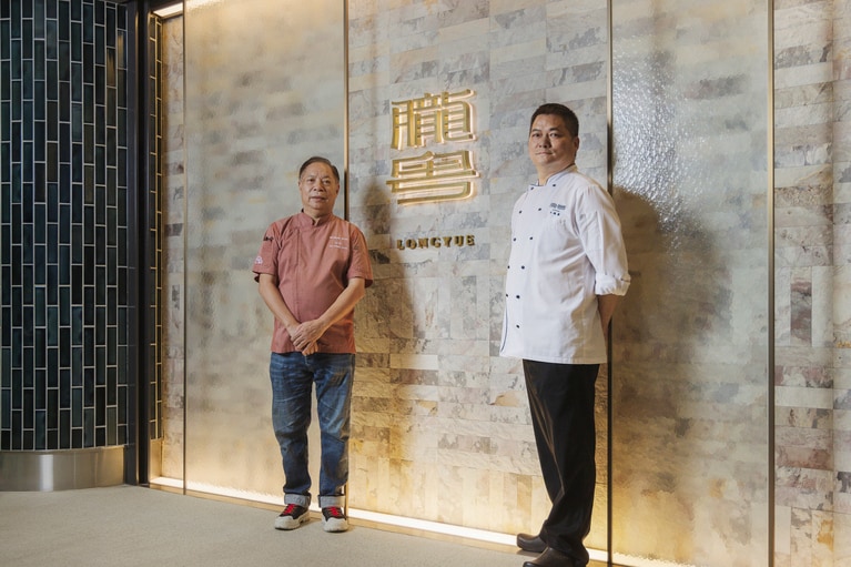 左から、簡捷明シェフ、胡福春シェフ。