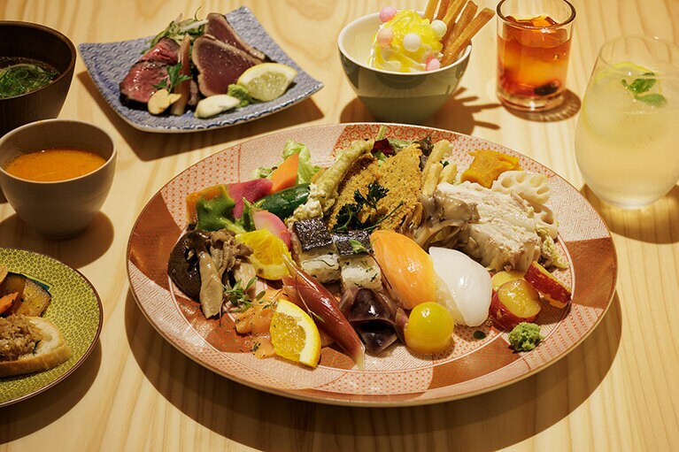 好きな料理を大ぶりの皿に盛り付け「MY皿鉢料理」に。