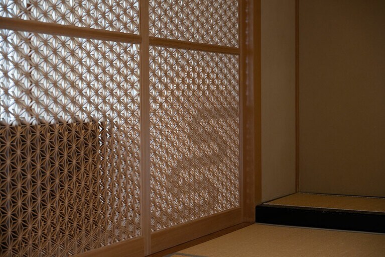 組子の障子を斜めから見ると、男体山やいろは坂の模様が浮き出て見える。