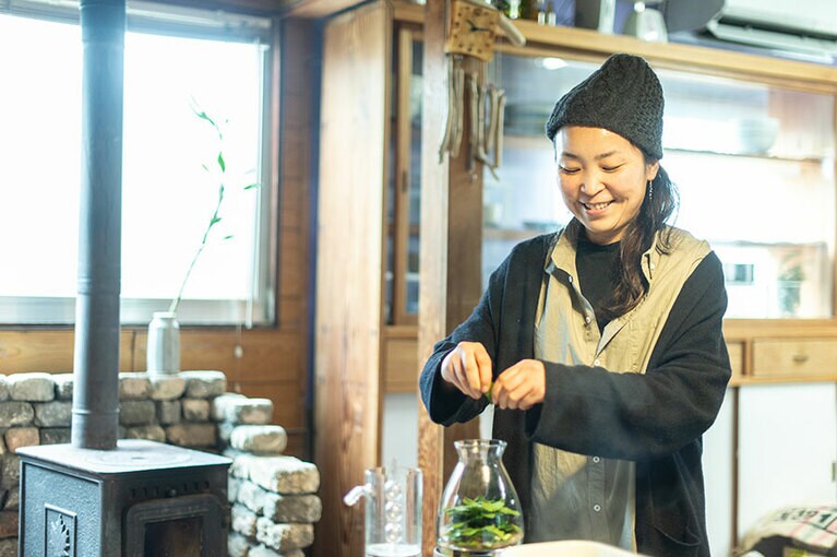 天草の各地に出かけては、ハーブや植物を見つけ、精油作りを楽しんでいるというセラピスト、Mihoさんの工房で椿油コスメづくりを体験。