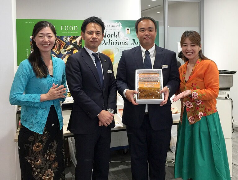 「伊勢丹はマレーシアに店舗を持っているので、昔からマレーシアにはご縁があります。じつは僕もナシレマッが大好きなんです」と大澤さん(右から2番目)。