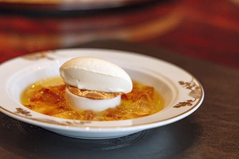 芳醇なマオタイ酒のアイスクリーム、なめらかな杏仁プリン。菊の香りをまとった贅沢なデザート。