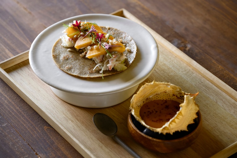 「毛蟹のガレット」。通年提供の定番ガレットは、季節で食材が異なる。夏は佐渡の毛蟹を主役に、黄金桃が味の決め手。