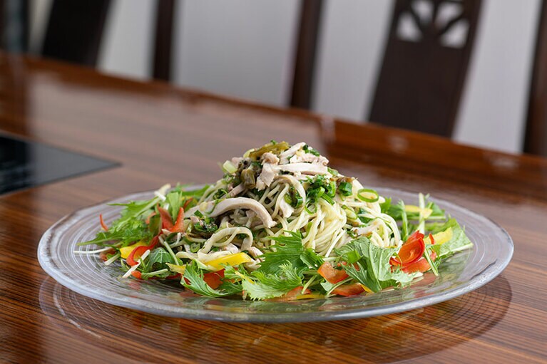 「焼き青唐辛子と蒸し鶏のサラダ涼麺」は2,400円。8月31日までの限定。