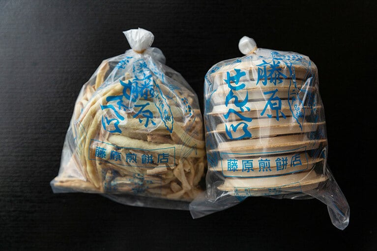 驚くほど軽くて香ばしい南部せんべい。せんべいの“耳”もクセになる食感。©安彦幸枝