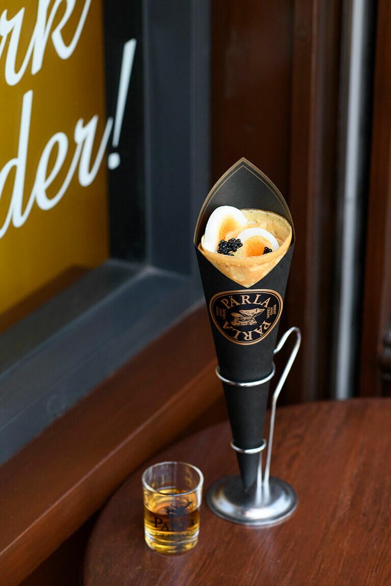 「Caviar（キャビア・サワークリーム・半熟たまご）」2,700円。スコッチウィスキーの「マッカラン ダブルカスク 12年」（1,200円）とともに。