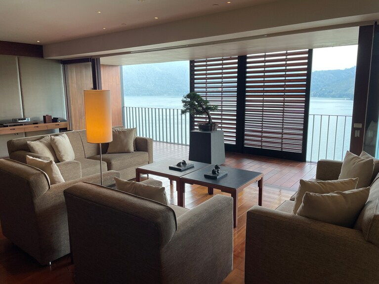 プレジデンシャルスイートのリビングからの眺め。日月潭を一望できる圧巻の風景が目の前に広がります。