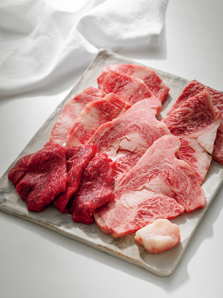 やわらかく味わい深い肩、モモ、ロースの希少部位を盛り合わせ。　特上おまかせ焼肉盛 500g 7,290円／肉処 樹