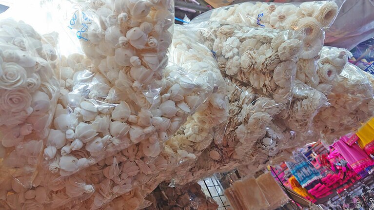 天井から吊り下げられた無数のソラフラワー。雲のようです。