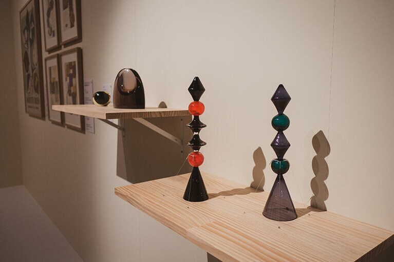 ナニー・スティルがデザインした幾何学的でモダンなガラス製品。