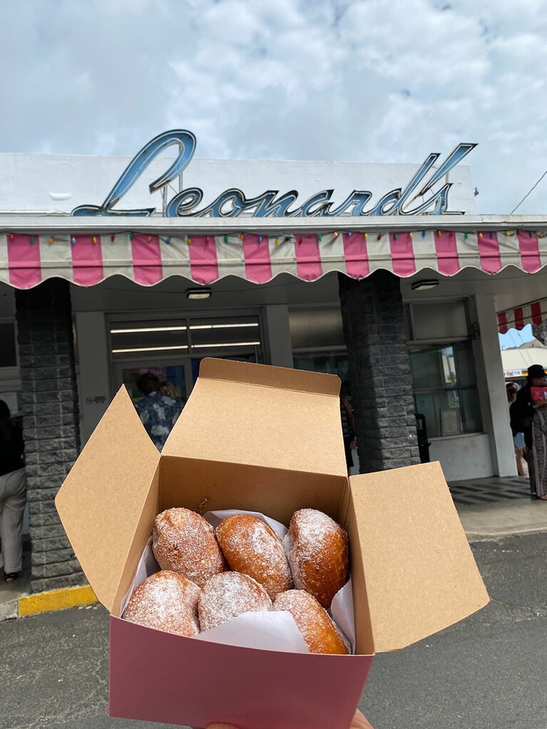 キター！　マラサダは出来立てを店前で食べるのがお約束！