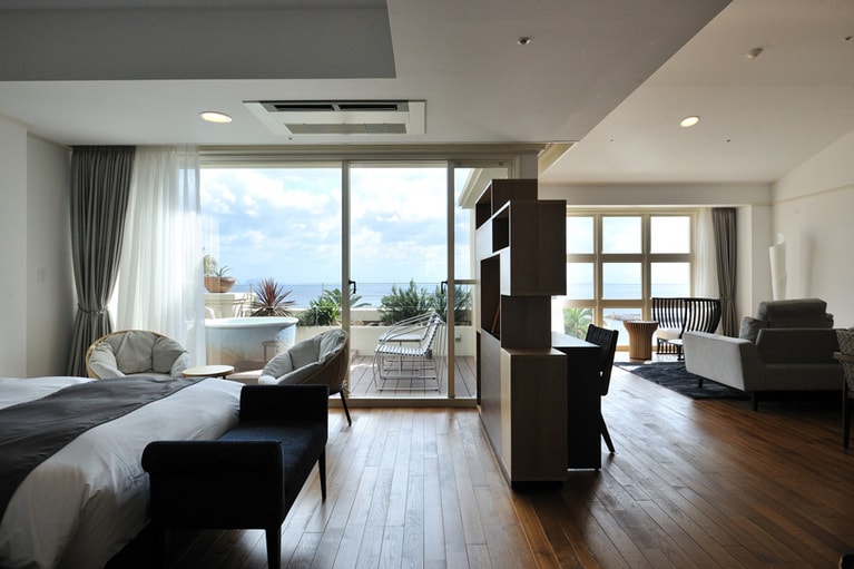 エグゼクティブルーム「ザ・サザンスイート」のゆったりとした室内。