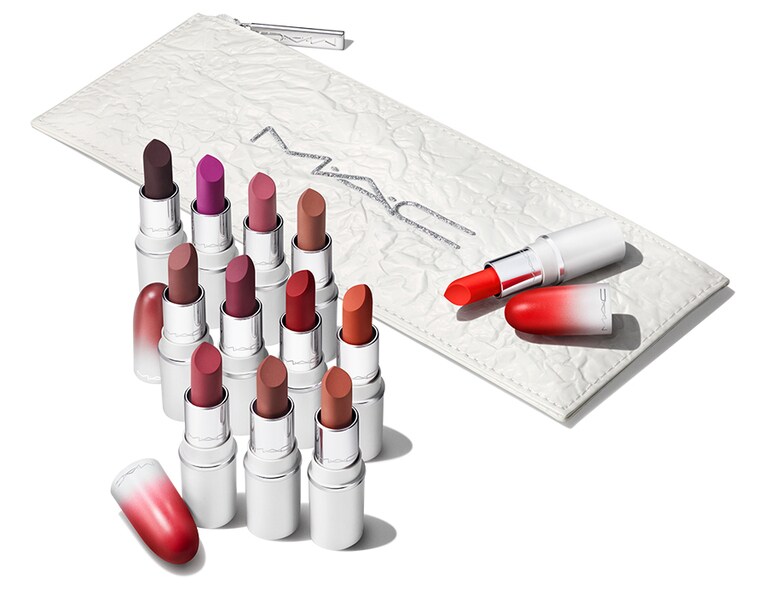 リップス バイ ザダズン ミニ パウダー キス　リップスティック×12 15,400円。セット内容：パウダーキス リップスティック ビッグ ブリック エナジー、コージー キャラメル、コンティ―コージー、フラリー フルール、フューシャ フレンジー、グレープ エスケープ、カインダ セクシー、トゥイスティド トーブ、ミラキュラス、オレンジ オディティー、ファイヤー＆スパイス、イン ア ホリデイズ、ポーチ。予約開始：10月13日（金）、オンライン先行発売：10月19日（木）、発売日：10月20日（金）。