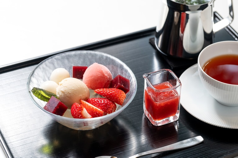 「いちごあんみつ」飲み物付き3,410円。3月17日（火）から4月中旬まで。飲み物は紅茶がおすすめだそう。