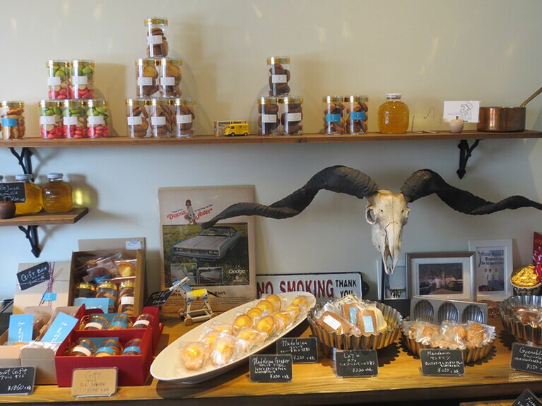 焼き菓子とサブレが並ぶコーナー。