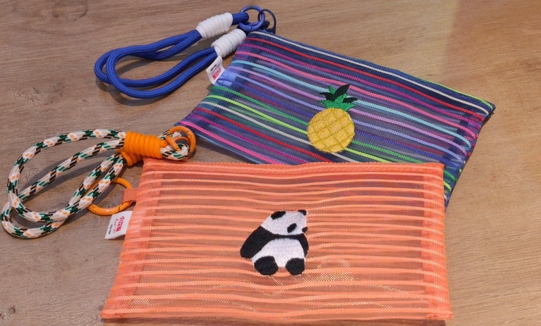 バッグの中で探しやすい蛍光色のポーチ。