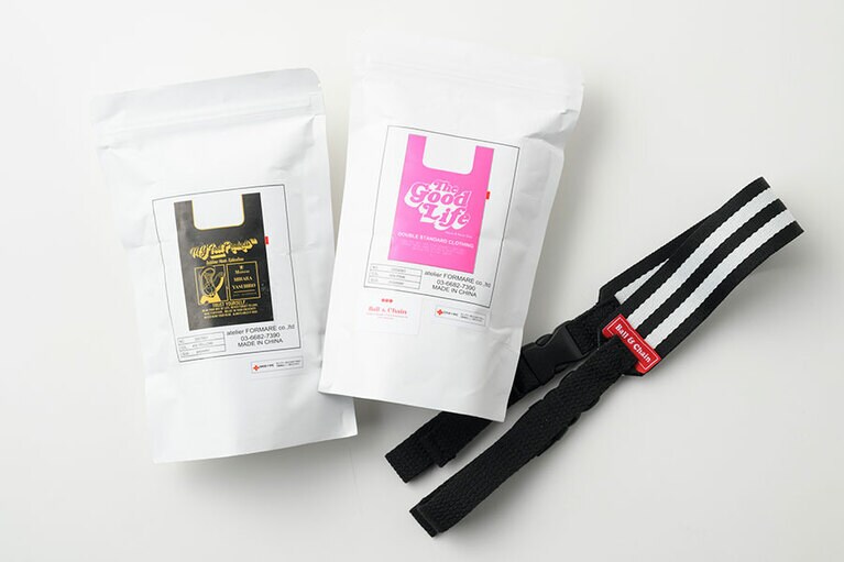 コーヒー豆が入っていそうなパッケージが、コンパクトで可愛い♡　写真右は、専用ストラップ 800円。