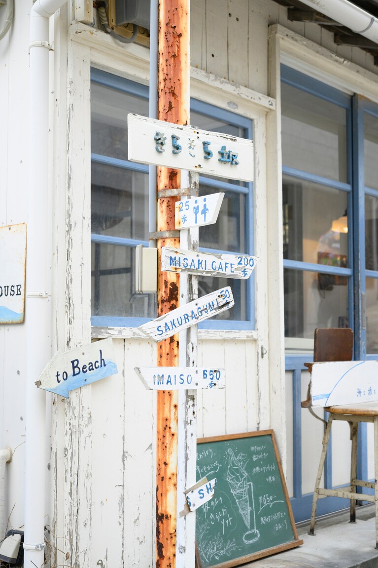 通りにはカフェや雑貨屋、レストランが立ち並んでいる。