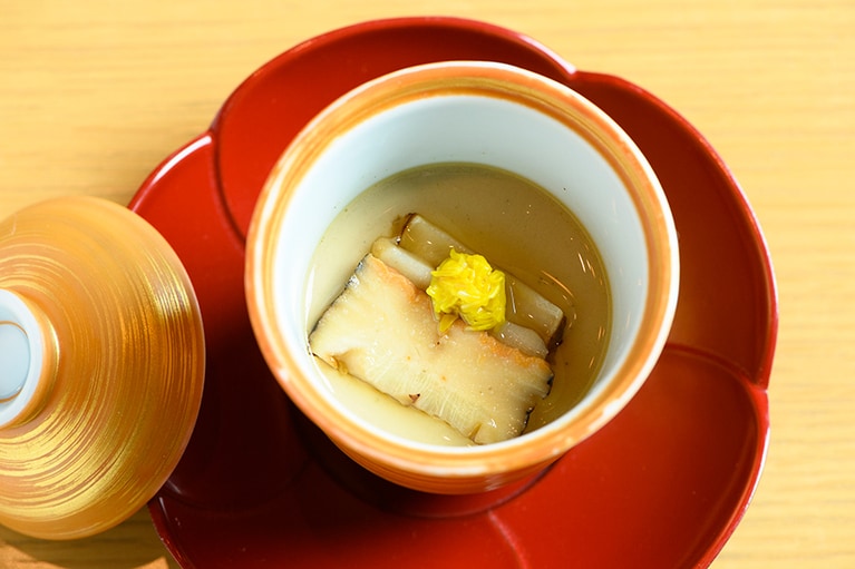先付けは「さざえの磯香蒸し」。さざえの身から肝まで丸ごと味わう。