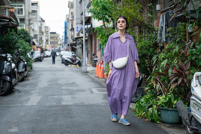 色合わせが楽しい初夏の着こなし。グレーがかったブルーの絶妙な色合いの足元が着こなしのポイントに。