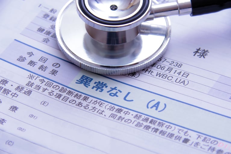 【20代～30代の場合】注意すべき検査を限定せずに、全般的に見て、もし「異常」な項目があれば、放置せずに、一度はきちんと病院で調べるのが良いでしょう。©beauty_box/イメージマート