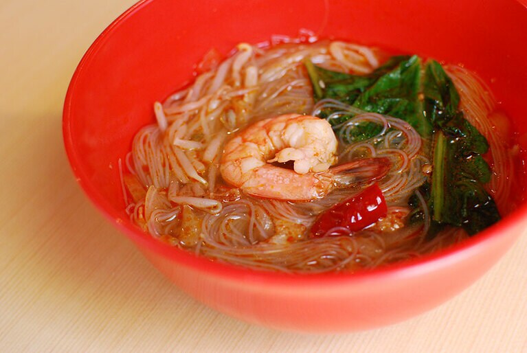 「ホッケンミー(スープタイプ)」700円。ペナン島で人気の料理で、あっさりした海老スープ。麺は喉ごしのいいビーフン。