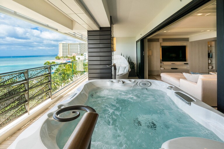 各客室のラナイ (バルコニー) には、青い海を眺めるジャグジーが。