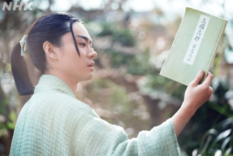 菅田将暉が演じるキレ者軍師（ドラマ公式Instagramより）