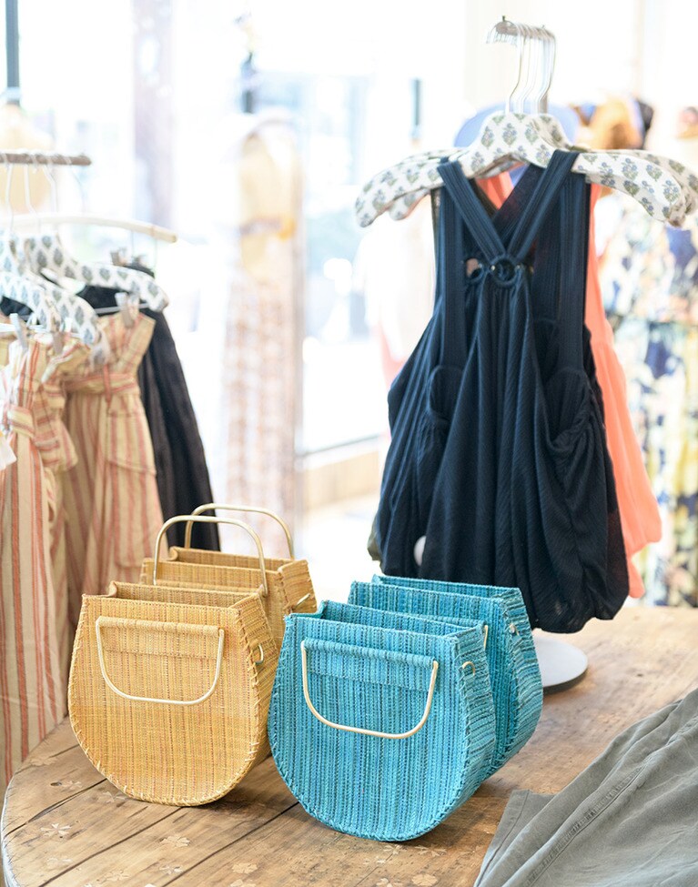 ポイントになるカラフルなバッグが多め。