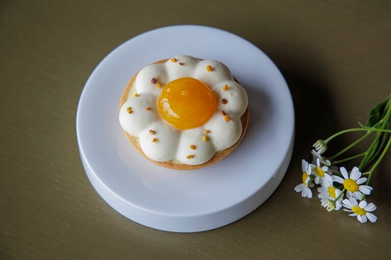 春に開花する可憐なカモミールを描いたタルト「金柑マーマレード、カモミールクレームディプロマットのタルト」は別皿でサーブされる。