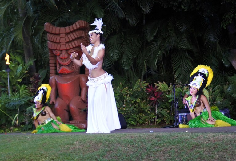 たおやかに踊り上げるダンサー。見入ってしまいます。
