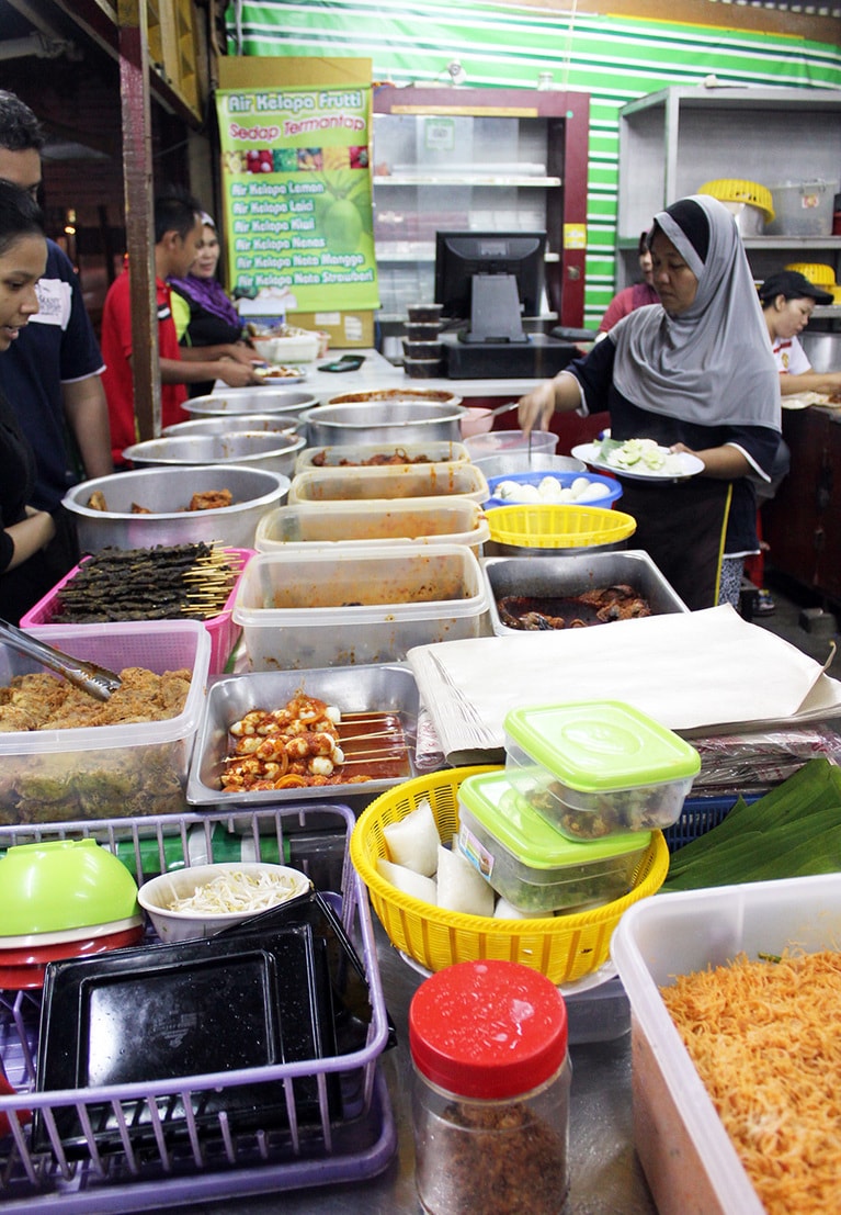 トゥドゥンと呼ばれるスカーフで髪の毛を覆った女性が料理を盛り、訪れている客もマレー系がほとんど。