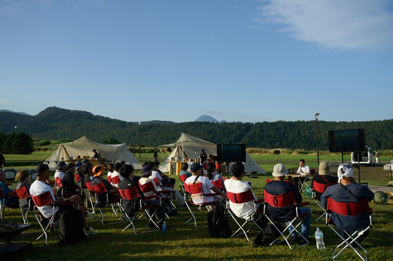 羅臼オートキャンプ場に到着。こちらでは写真を通じて地域との関わりを深めてきた写真家・石川直樹さんによるトークショーも開催された。