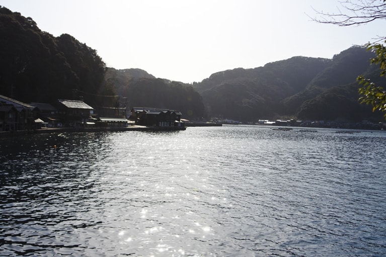 波もなく、潮の干満差も少ない穏やかな伊根湾。この山の向こうから朝日が昇ります。