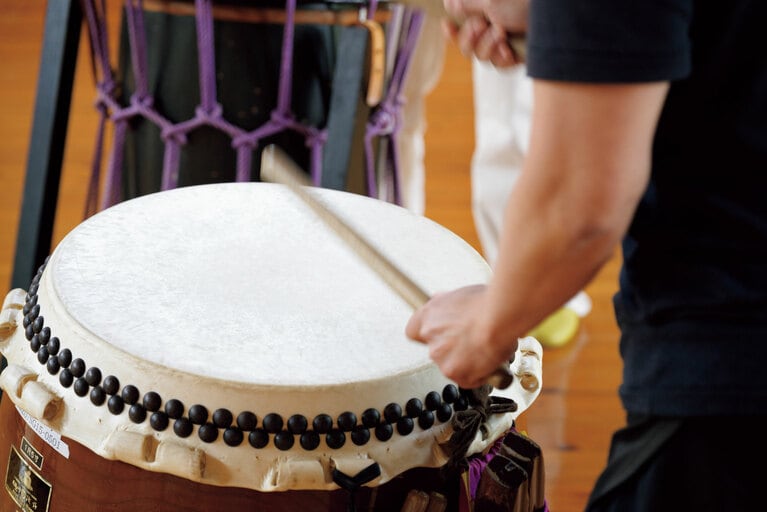 講師が叩いたリズムを真似っこ。バチをさばく所作が次第に難しくなったり、一緒に叩くことで人とのつながりを感じ、楽しく体験できます。