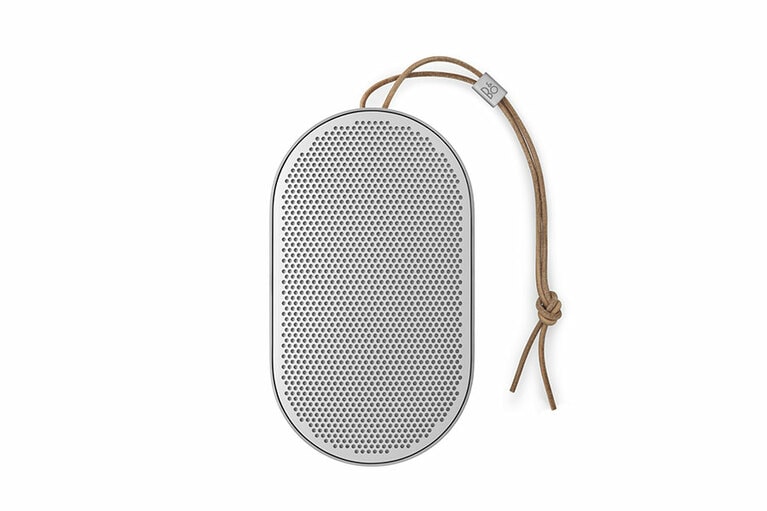 Beoplay P2 18,426円。カラー：Black、Sand Stone、Royal  Blueほか。
