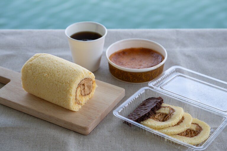 葉山ロール＆チーズケーキのセット1,000円（写真左・奥）、葉山のロールの切り落とし300円（写真右）。