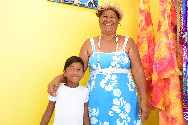 週末に営業するクラフトマーケットの「ファレ・アルチザン・ファカラバ」で店番をしていたマダムと息子さん。