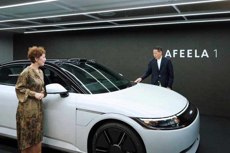 AFEELA 1の細部に見入る松浦さんとクリスさん。