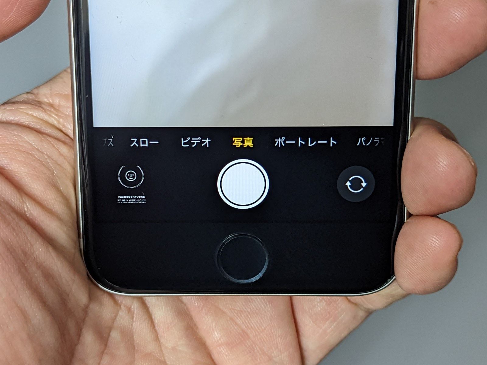 iPhone SEは等倍率のみで光学ズームはなし。またナイトモードもなく暗所での撮影も苦手です