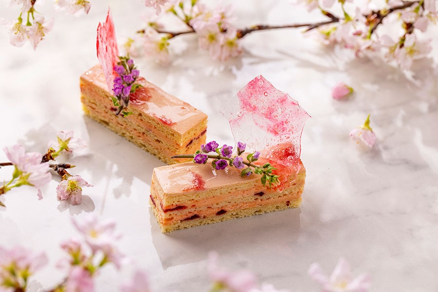 桜色の飴で彩った「桜と苺のオペラ」。おいしさだけでなく、かわいらしい見た目に胸が高鳴る。