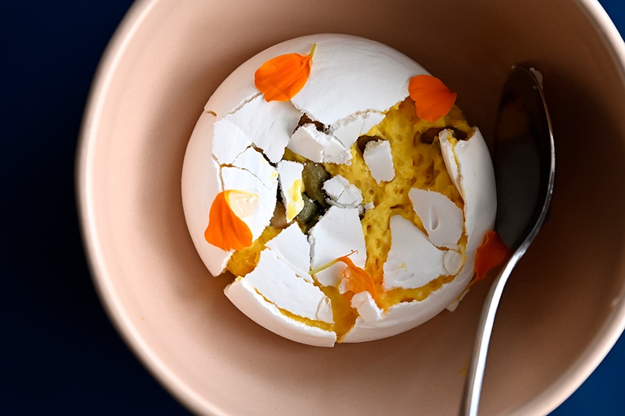 デザートの“カボチャ メレンゲ レモン”は、メレンゲのドームにカボチャのムースやケーキが詰まっている。