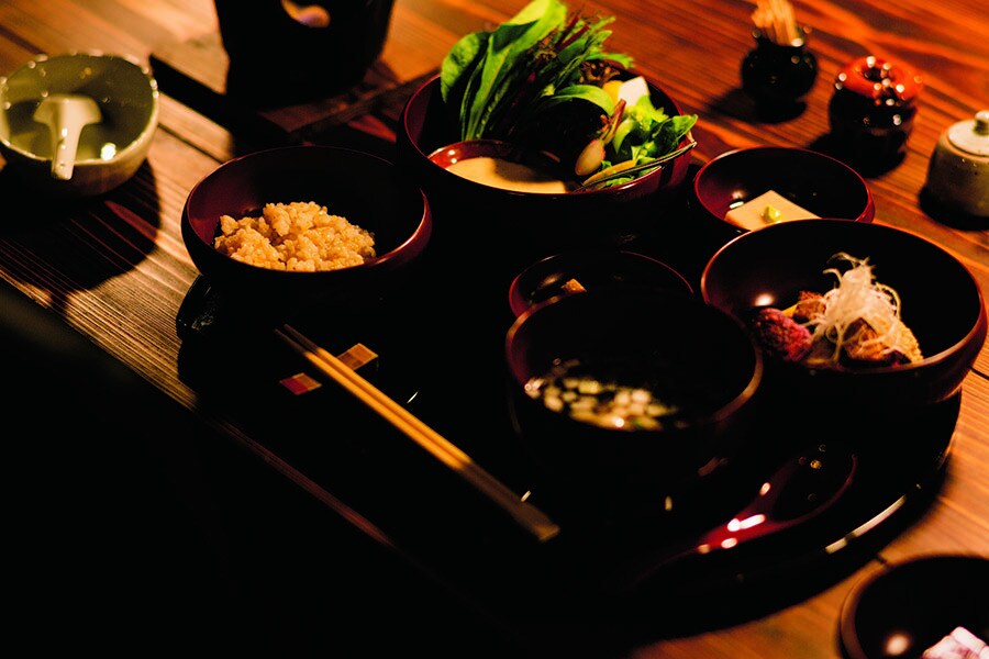【養生館はるのひかり】この日の献立は17種の有機無農薬、露地栽培の野菜が入った畑のごちそうサラダ、里芋のぶぶら揚げ、自家製の白胡麻豆腐、牛蒡の胡麻酢和えなど。お好みで自家製の旨辛味噌を添えても。Photo: Takafumi Matsumura