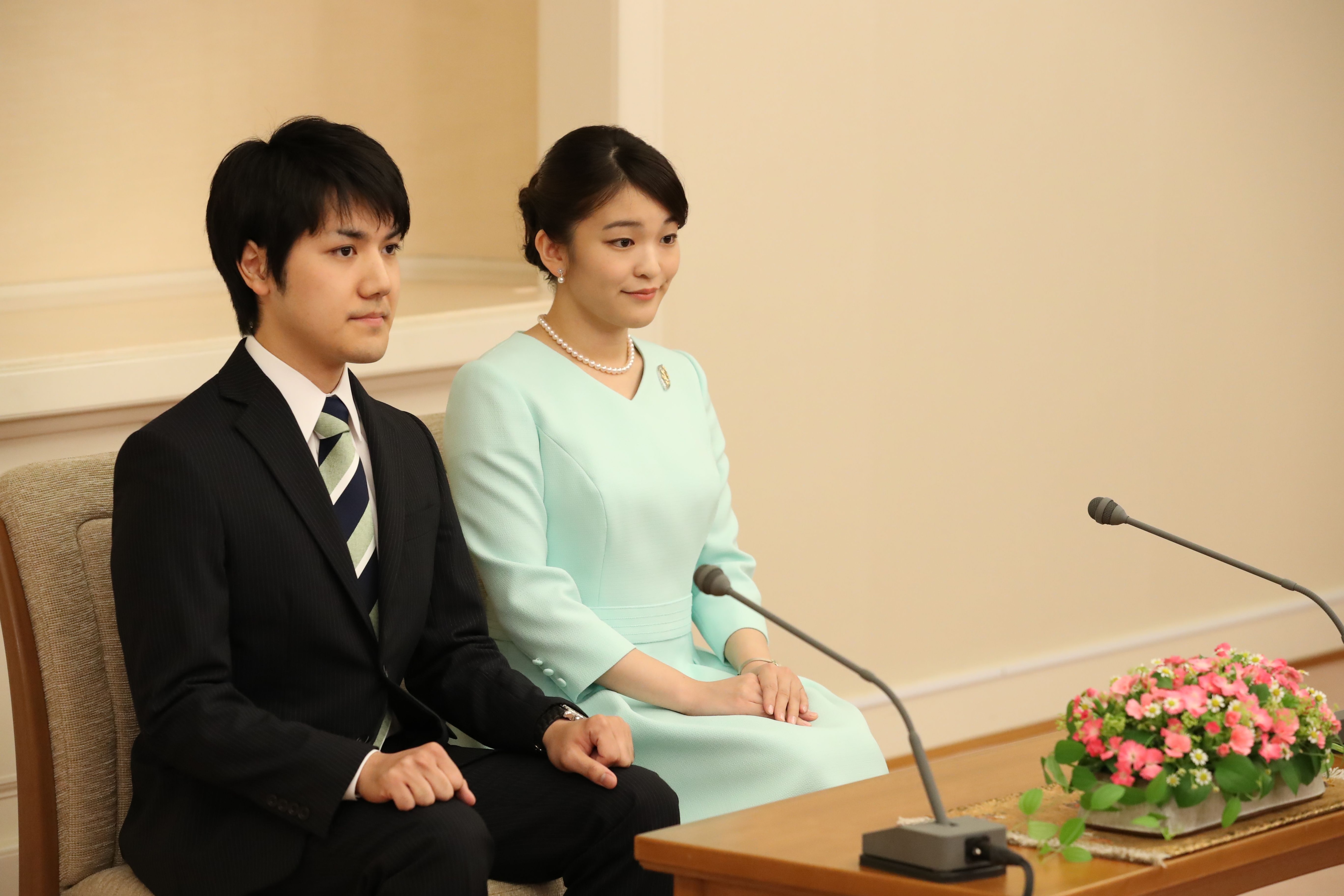 婚約内定記者会見での眞子さまと小室圭さん　©JMPA