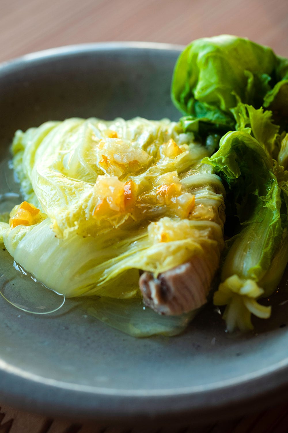 魚料理の“山東菜、白菜、鰤”は、ゆずの塩漬け、玉ねぎなどで作ったサルサでさっぱりと。